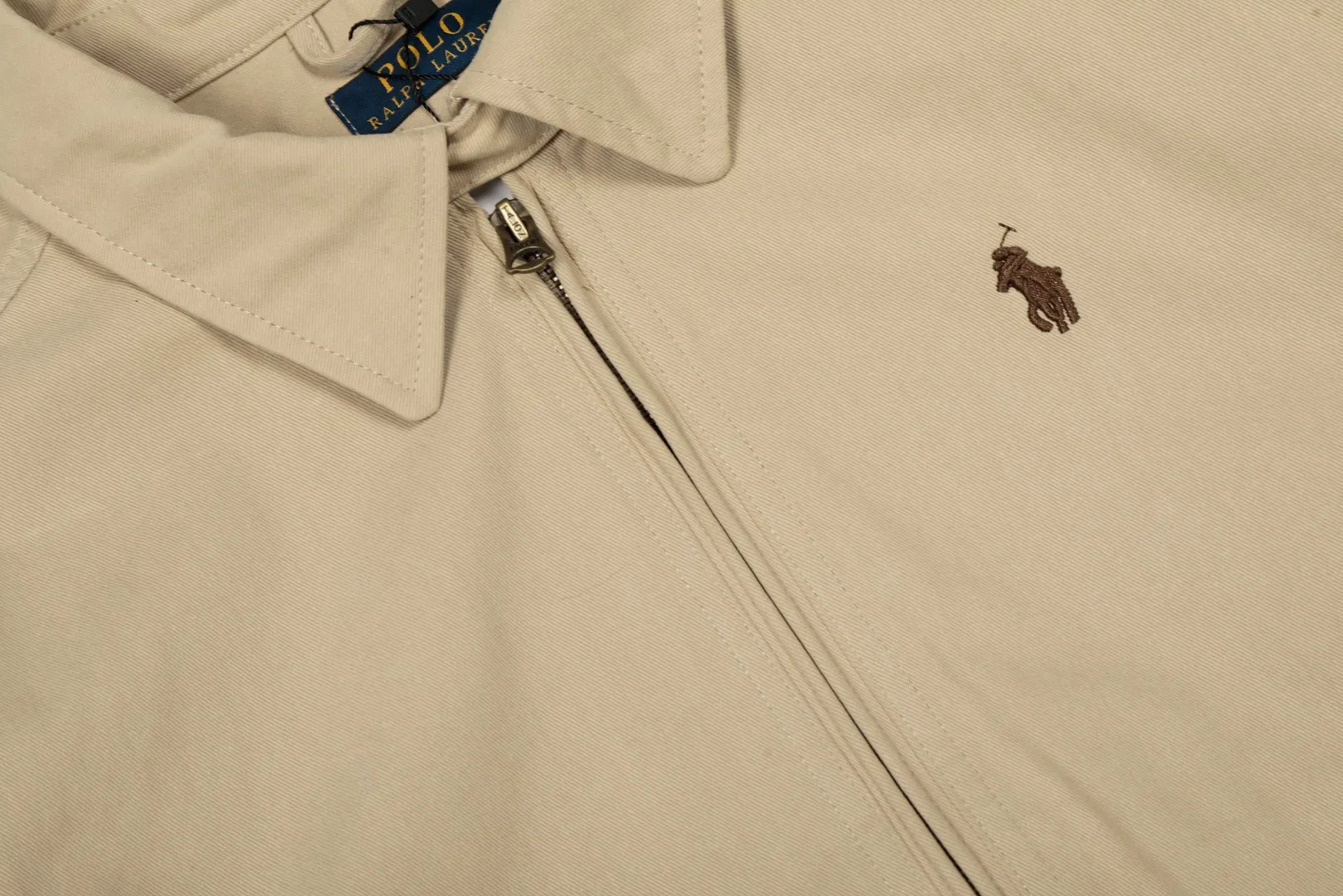 P300 top quality" Style number: 8101# (not off the shelves all year round) [Ralph Lauren/Ralph Lauren old cadre pony embroidered armband POLO jacket] ✅Ralph Lauren Ralph Lauren classic basic American retro old cadre goddess style jacket ✅Pure cotton high-gram heavy wash, soft, comfortable and tangible, upright and textured ✅Customized Vintage bronze double-open zipper head to restore the same quality as the cabinet version ✅This style: White/khaki color. There are waist patterns inside the threads of the collar and cuffs. Please note~ ✅Retro versatile jacket. The upper body is very flattering. Versatile model YYDS~ ✅Versatile for daily wear and work wear. ✅The upper body is simple and easy to wear. A must-have for goddess ootd. Good-looking clothes are never too picky. A must-have in the goddess' wardrobe. Size: S-XL. Color: White, yellow, red, navy, khaki, pink, light blue, olive green.